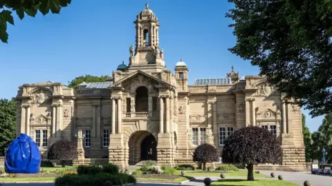 Cartwright Hall's South Asian Showcase: Weaving New Cultural Tapestries in Bradford 5