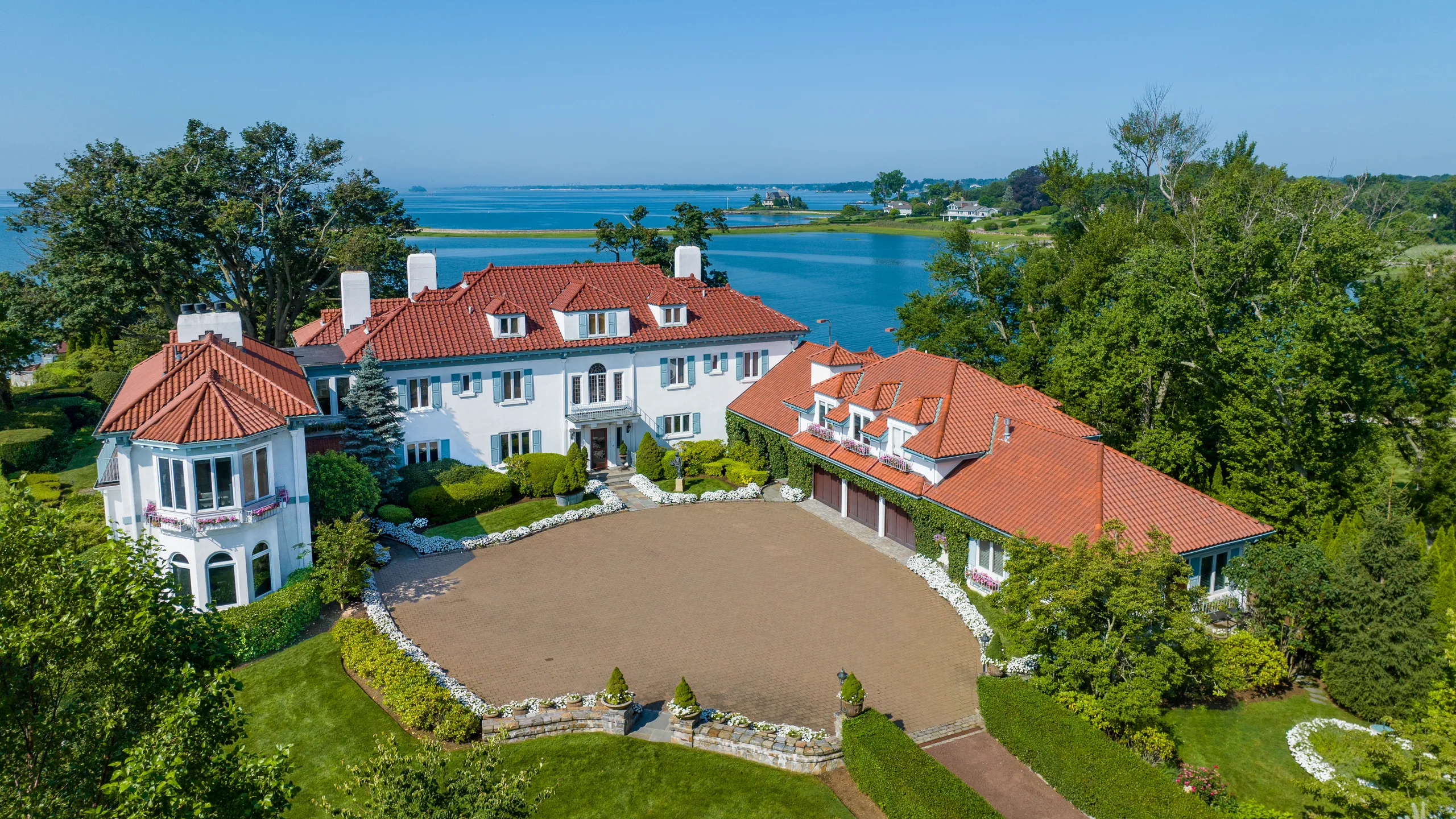 Gilded Shores: Kathie Lee Gifford's Gilded Age Estate Surfaces at a $100 Million Confluence of Coastal Grandeur and Celebrity Legacy 5