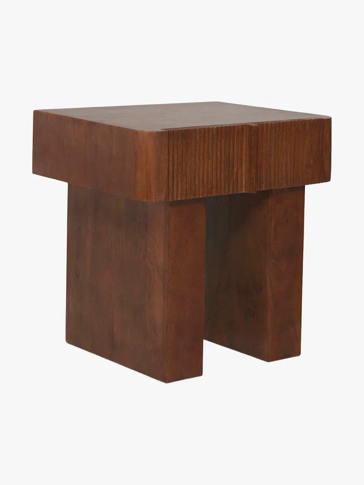 Sanctuary of Slumber: Curated Nightstands for the Discerning Connoisseur 31