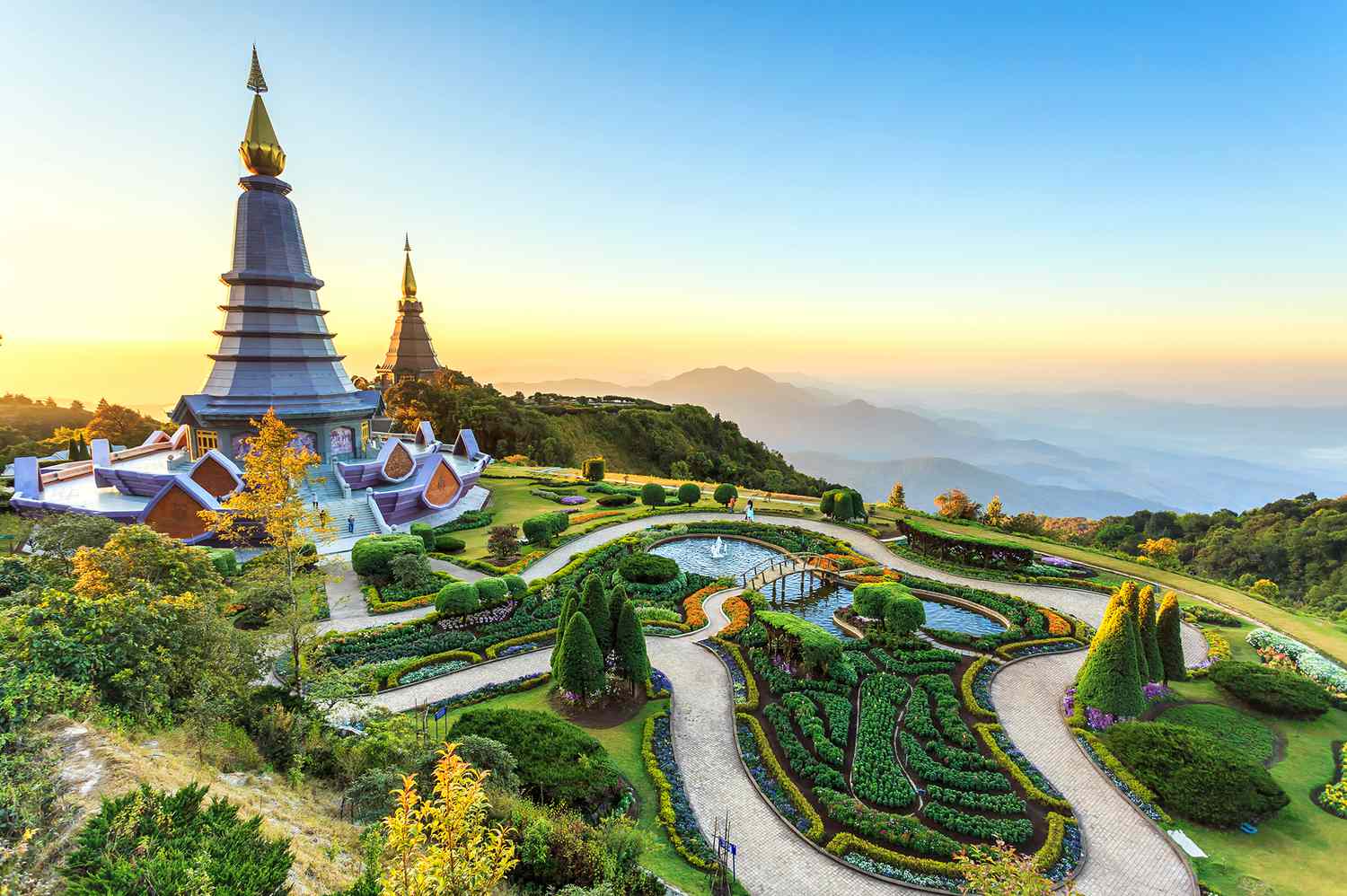 **The Savvy Globetrotter's Guide: Unlocking Global Adventures on a Curator's Budget** 11