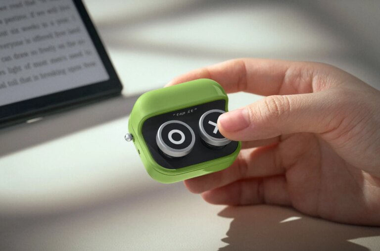 Boox Introduces a Compact E-Reader Remote with Dual-Button Functionality 16