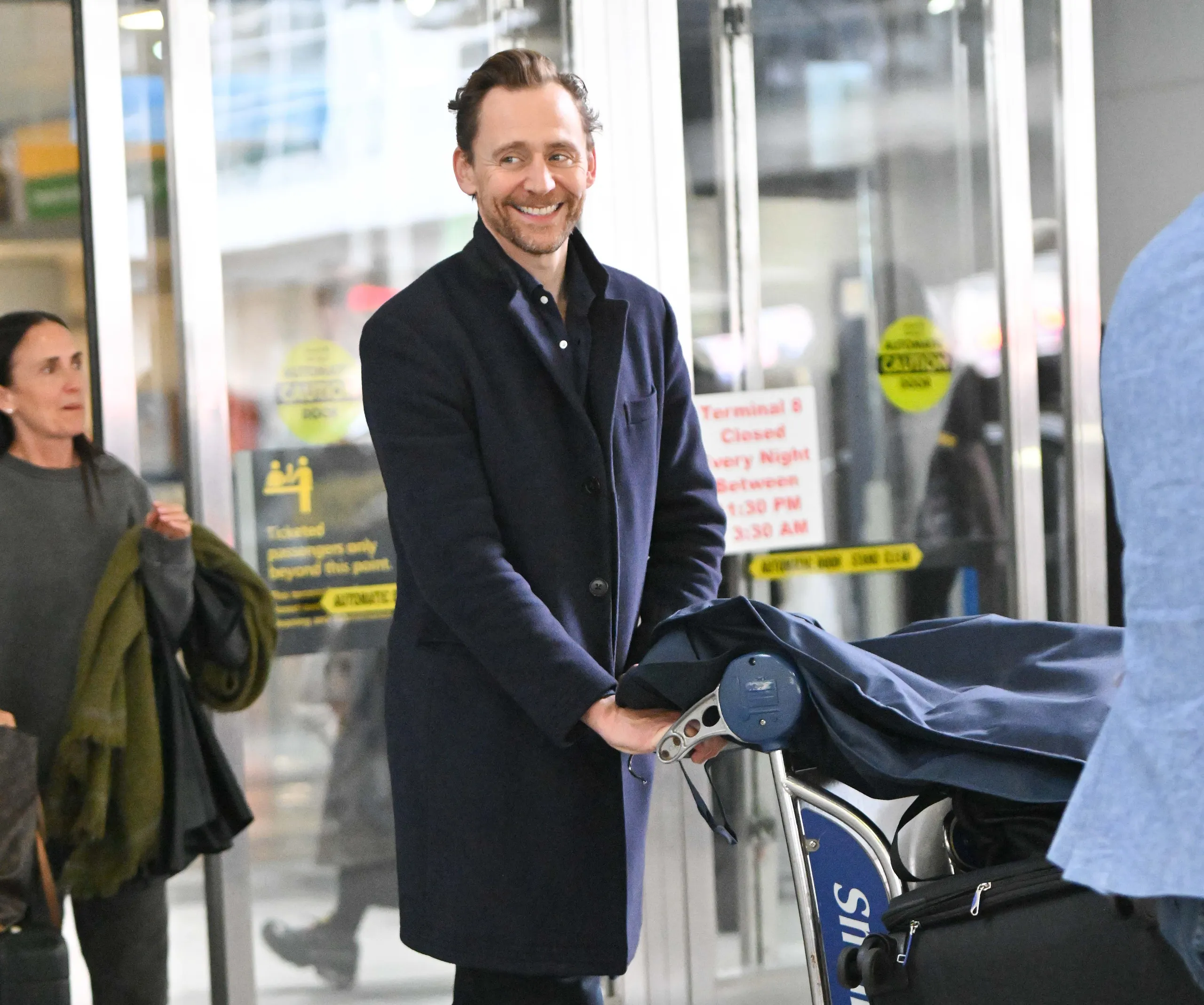 Hiddleston's Masterclass: The Unfailingly Sharp Travel Wardrobe 5