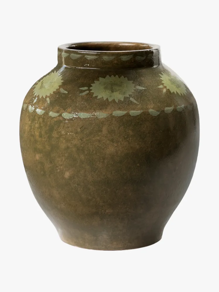 Terracotta Legacies: Cultivating Elite Living 28