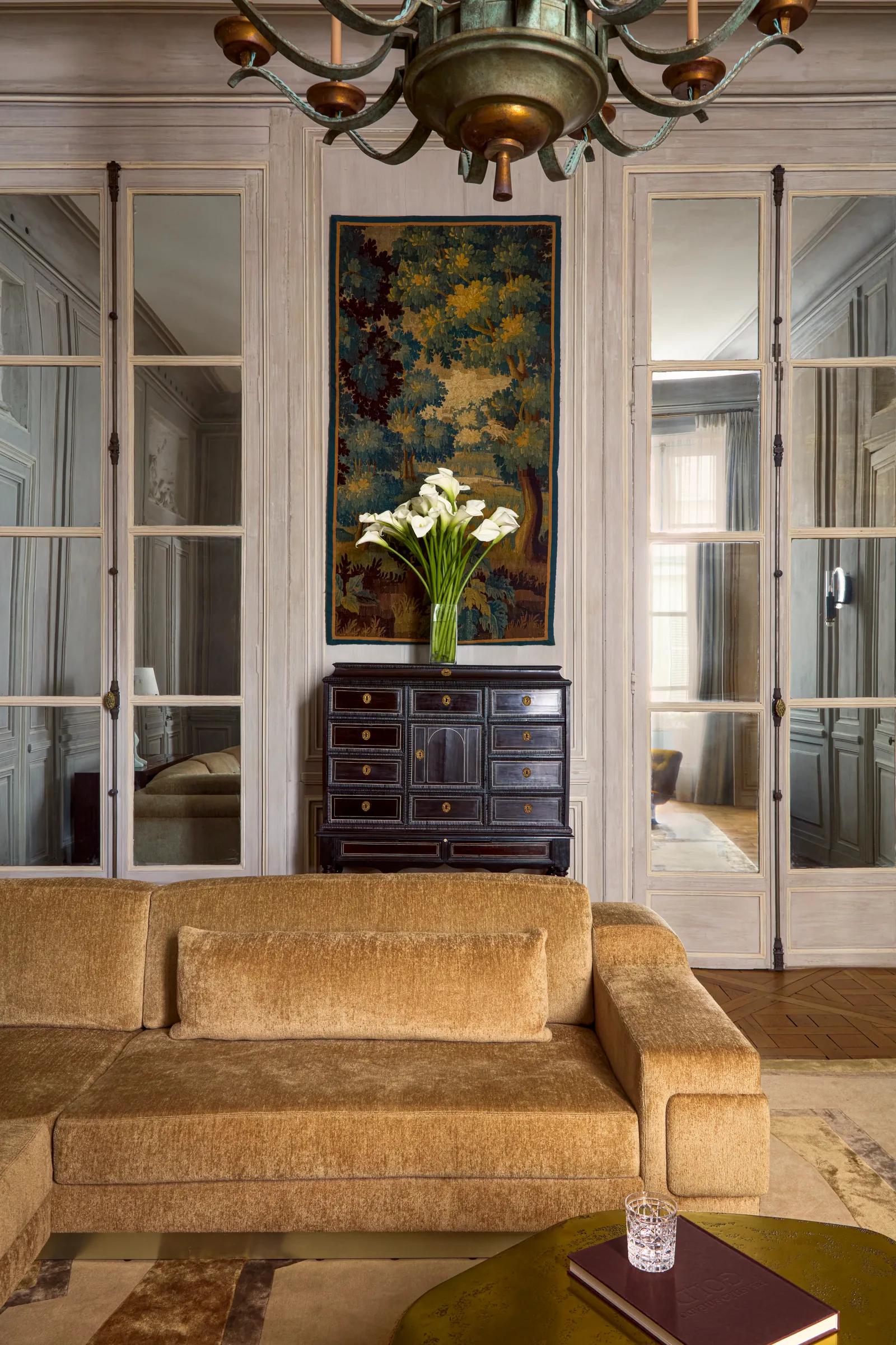 An Elysian Reimagining: Parisian Gallerists Breathe New Life into Orsay's Shadow 15