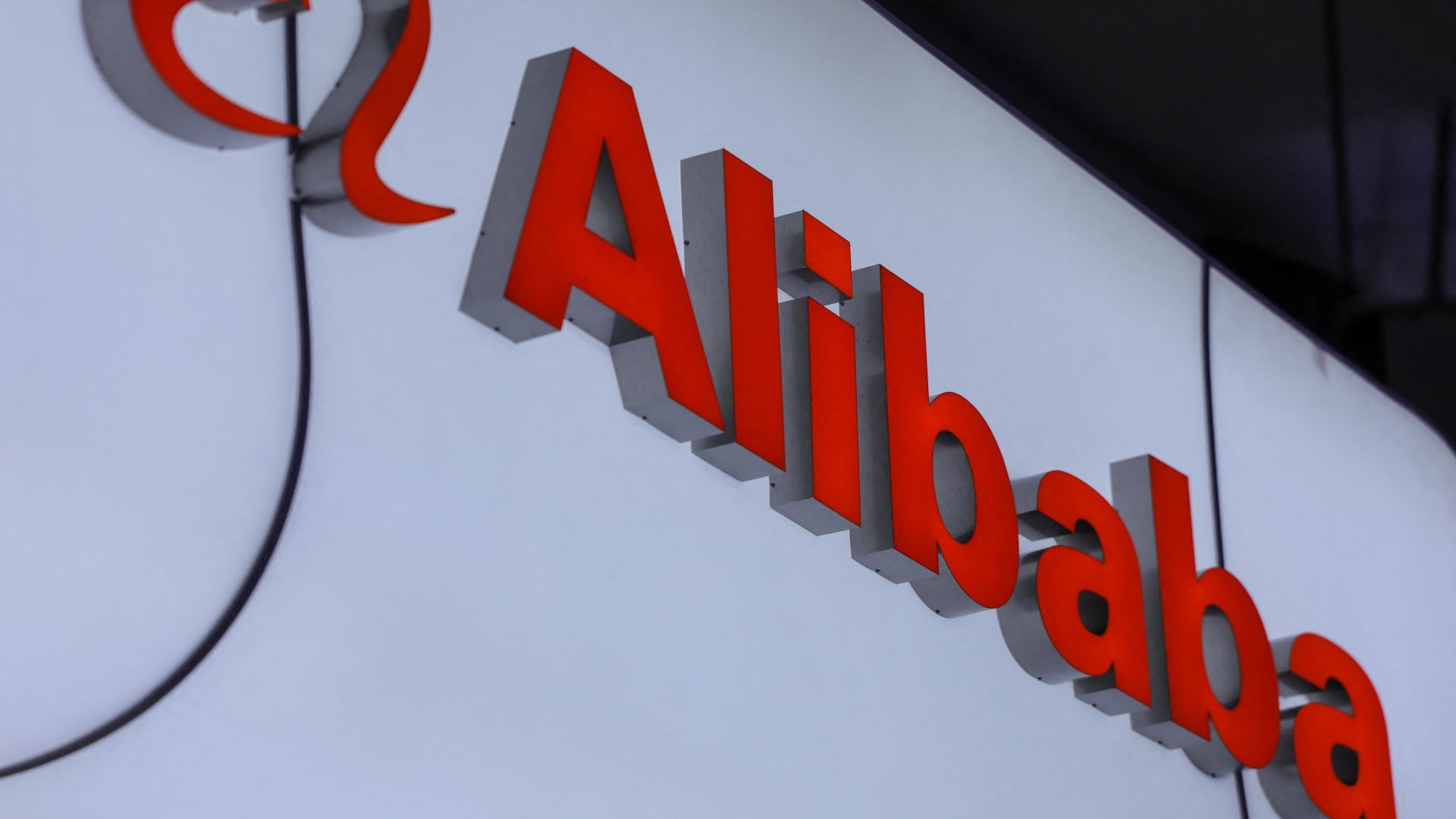 Alibaba Unveils Advanced Zhenwu AI Chip and Next-Generation Large Language Model 2