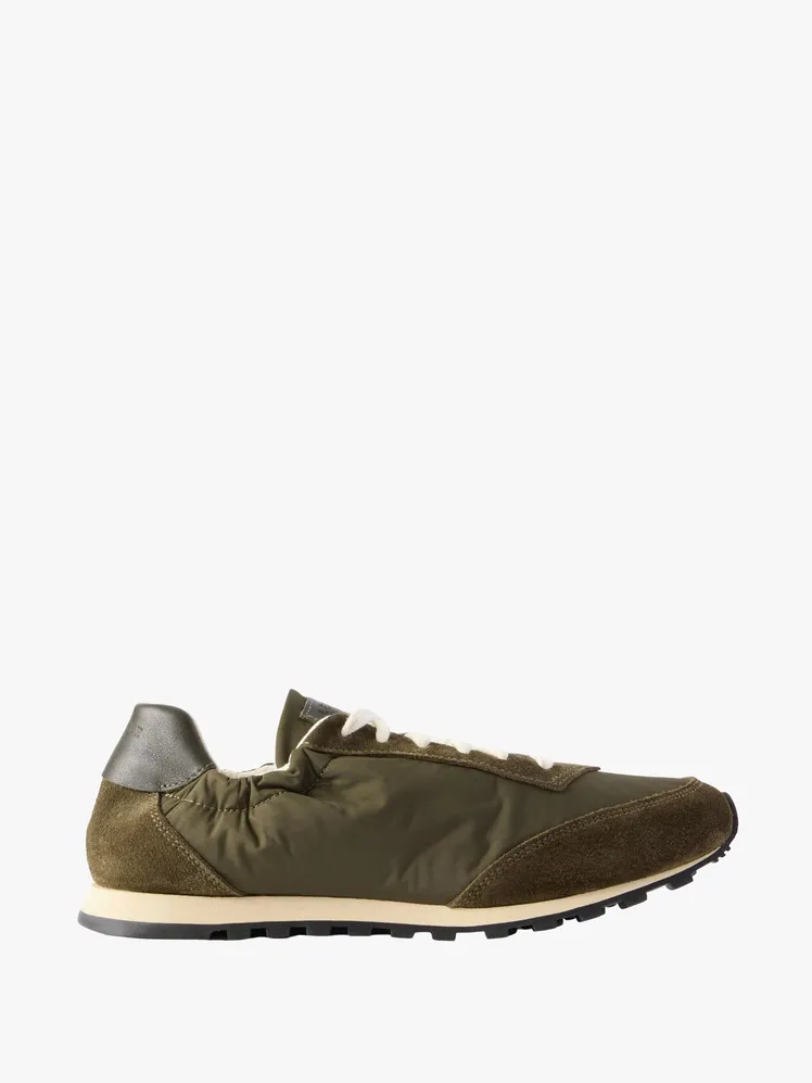 Effortless Summertime Style: Curated Sneaker Ensembles for Endless Season Appeal 56