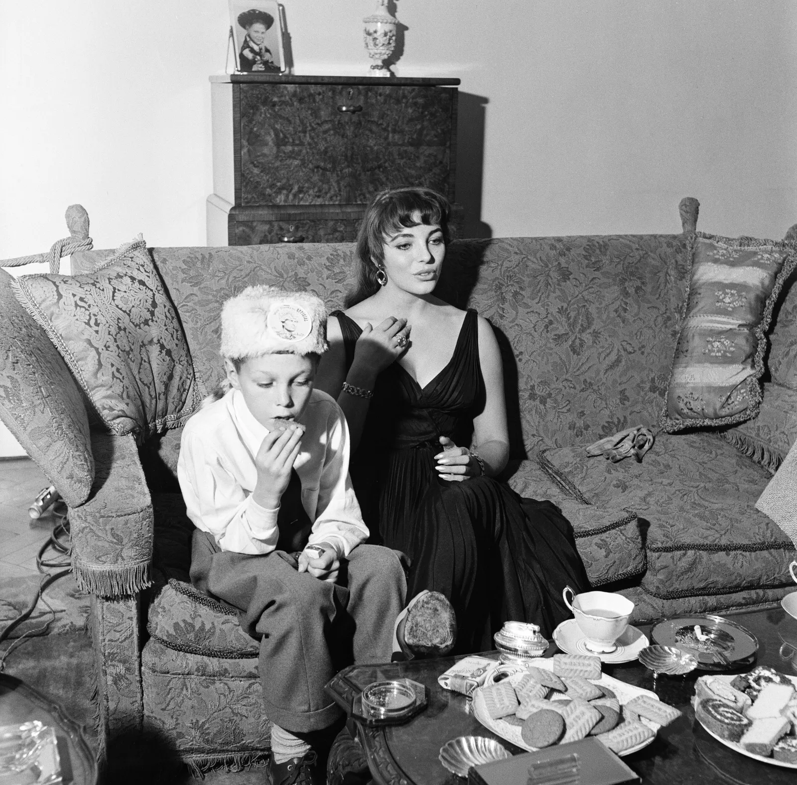 Dynastic Domiciles: Joan Collins's Off-Screen Elegance Unveiled 12