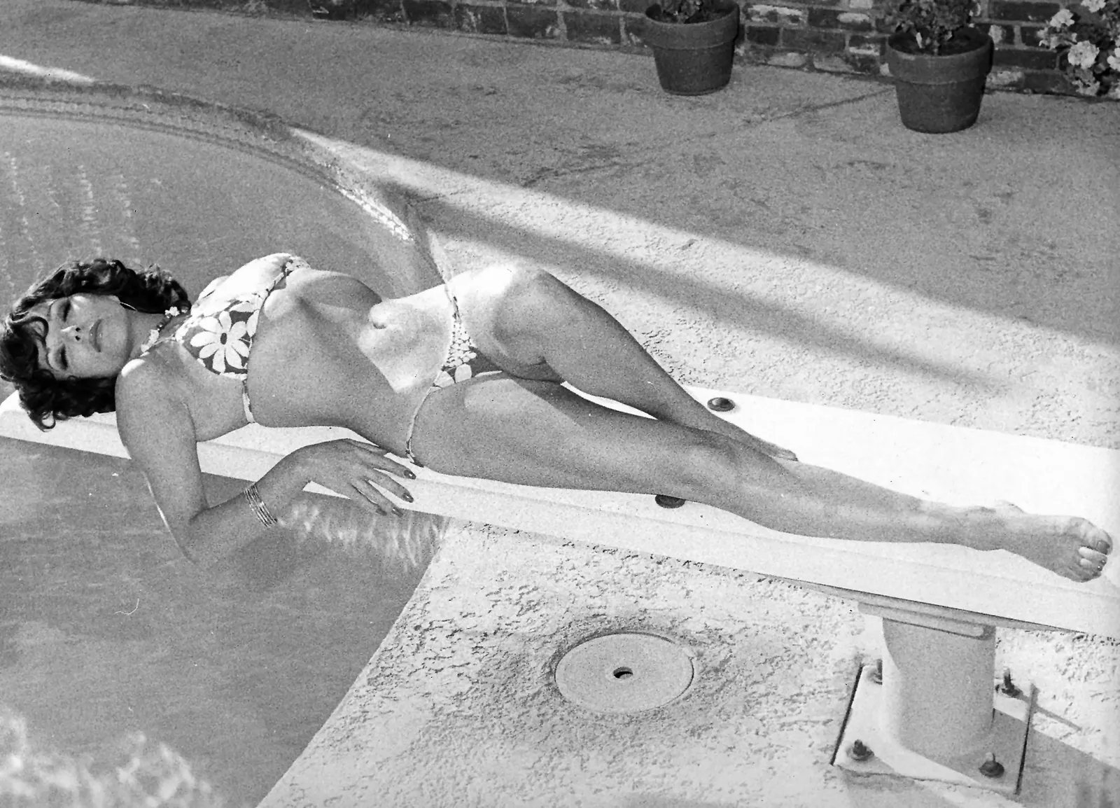Dynastic Domiciles: Joan Collins's Off-Screen Elegance Unveiled 16