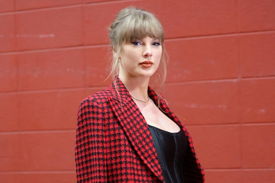 Taylor Swift's 'The Tortured Poets Department' Achieves Historic Chart Dominance, Echoing '1989's Record-Breaking Success 4 Taylor Swift's 'The Tortured Poets Department' Achieves Historic Chart Dominance, Echoing '1989's Record-Breaking Success 4