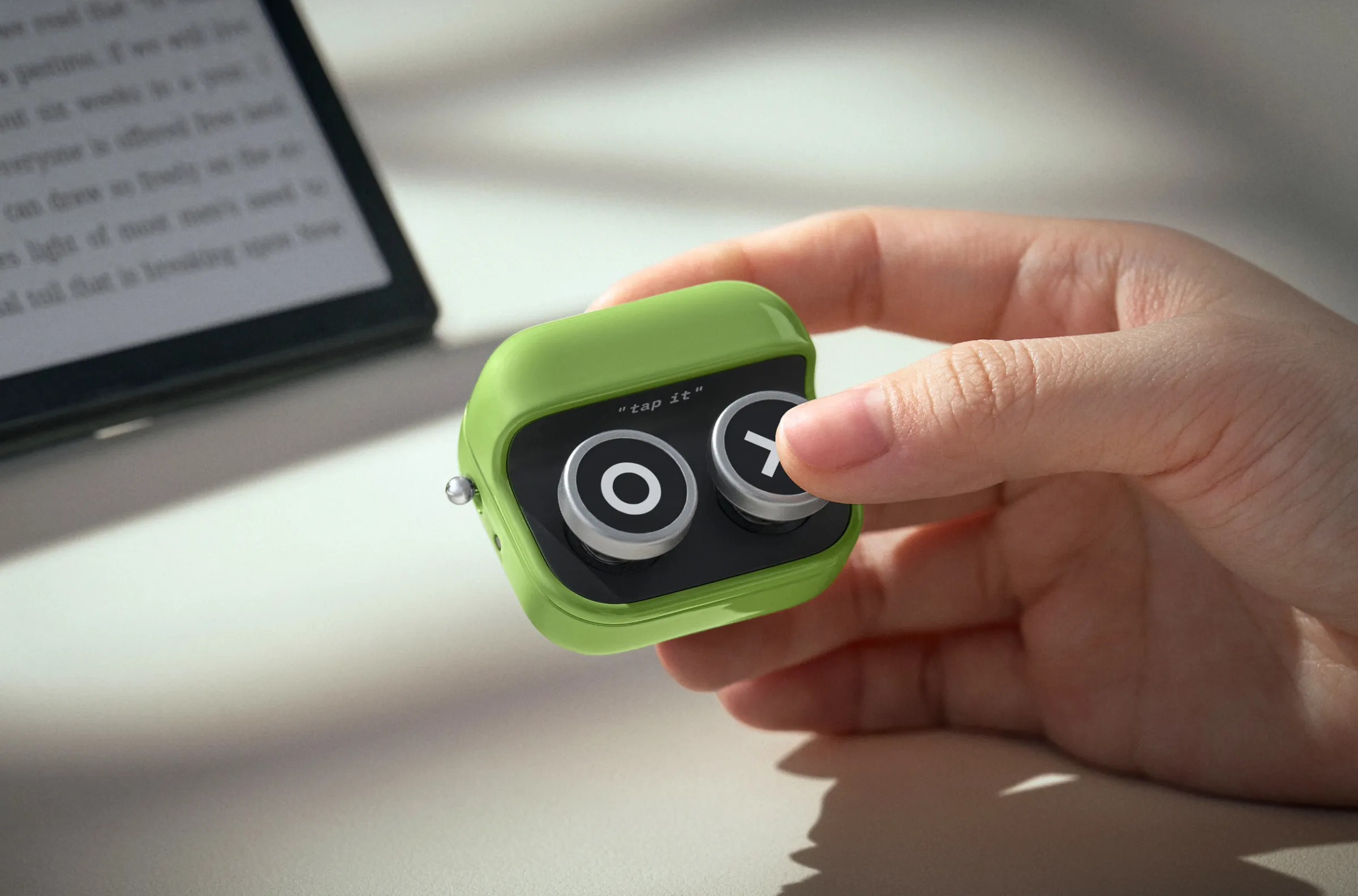 Boox Unveils Compact Two-Button E-Reader Remote for Seamless Page Navigation 3