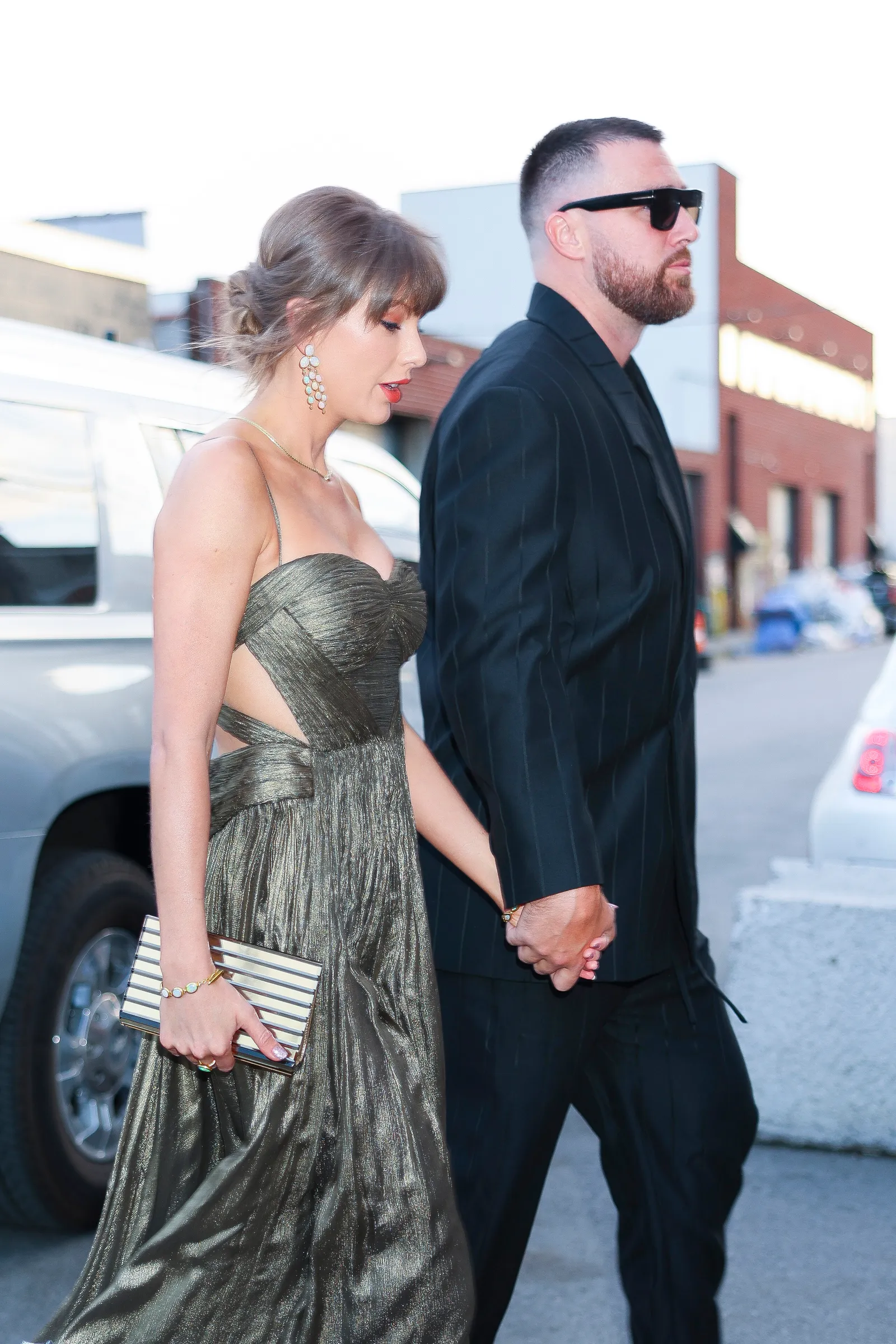 Taylor Swift's Bridal Guest Sparkle: A Nod to Elizabeth Taylor's Enduring Glamour 7 Taylor Swift's Bridal Guest Sparkle: A Nod to Elizabeth Taylor's Enduring Glamour 7