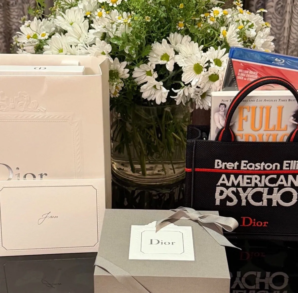 Dior's New Book Tote: A Glimpse into Anderson's Next Theatrical Endeavor? 6