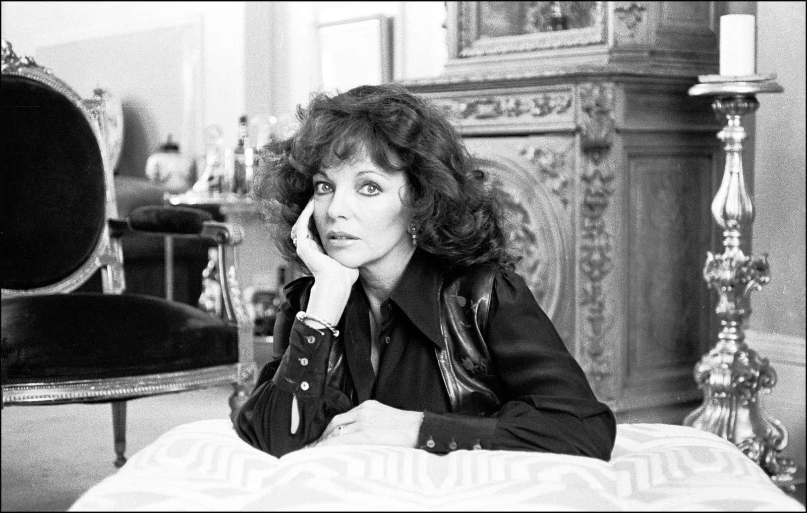 Dynastic Domiciles: Joan Collins's Off-Screen Elegance Unveiled 17