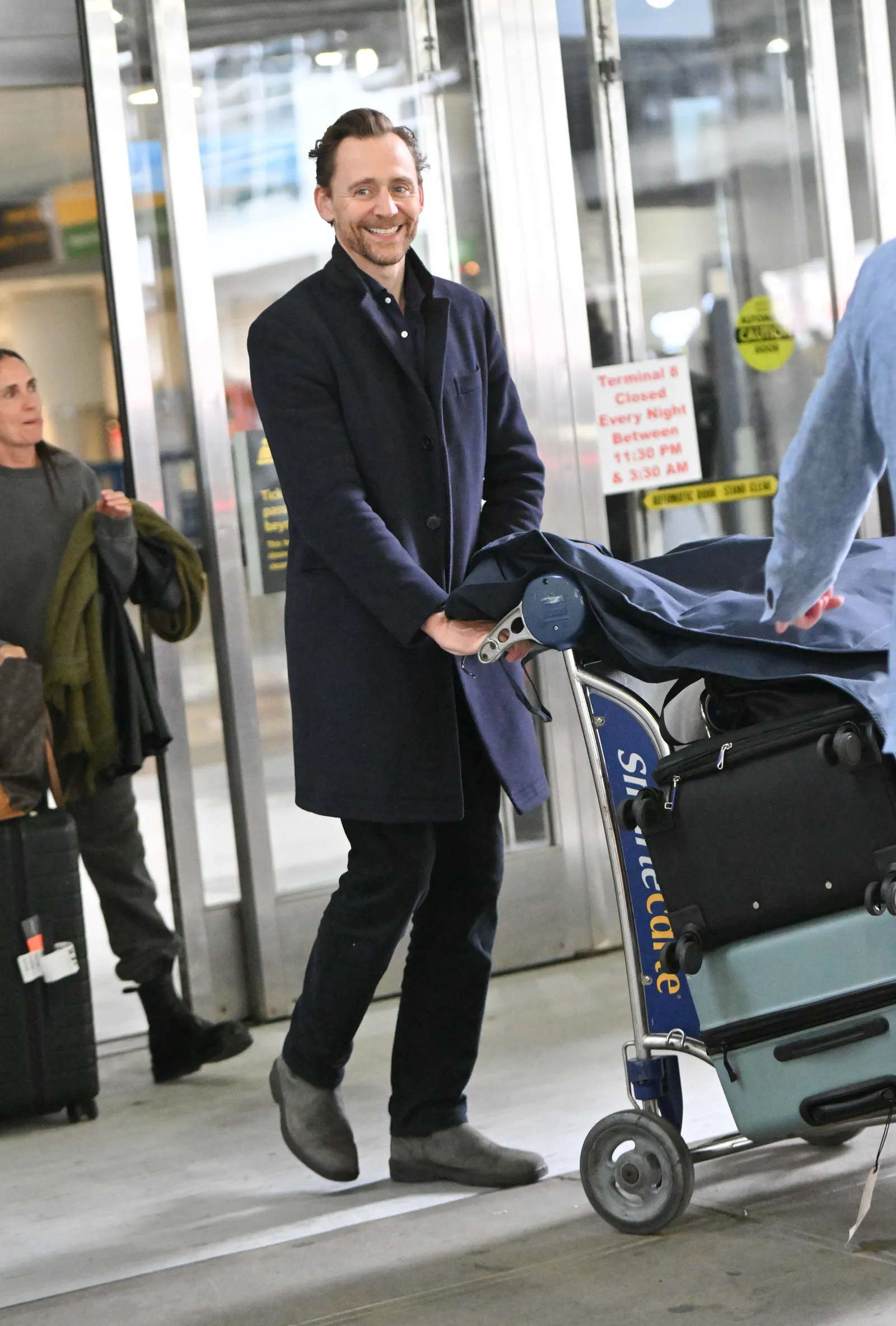 Hiddleston's Masterclass: The Unfailingly Sharp Travel Wardrobe 6