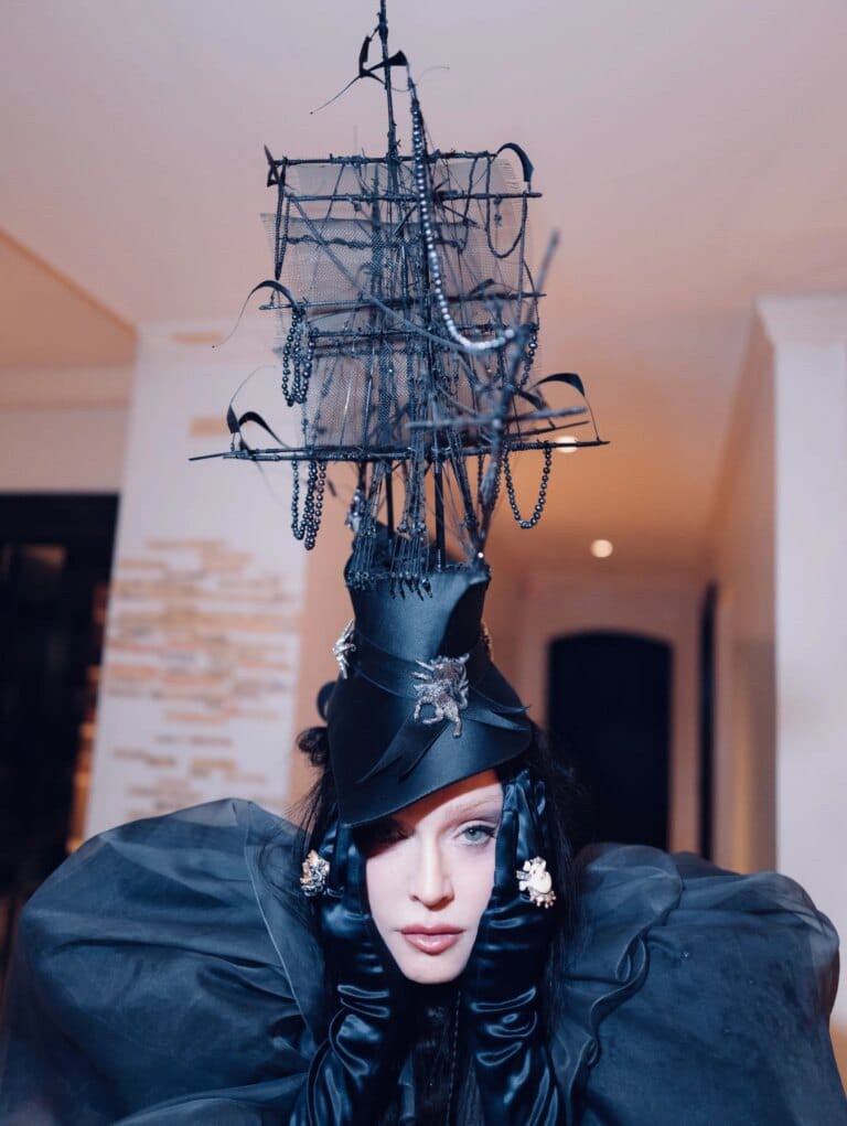 The Met Gala Honors Isabella Blow's Spirit with a Nautical Masterpiece 3