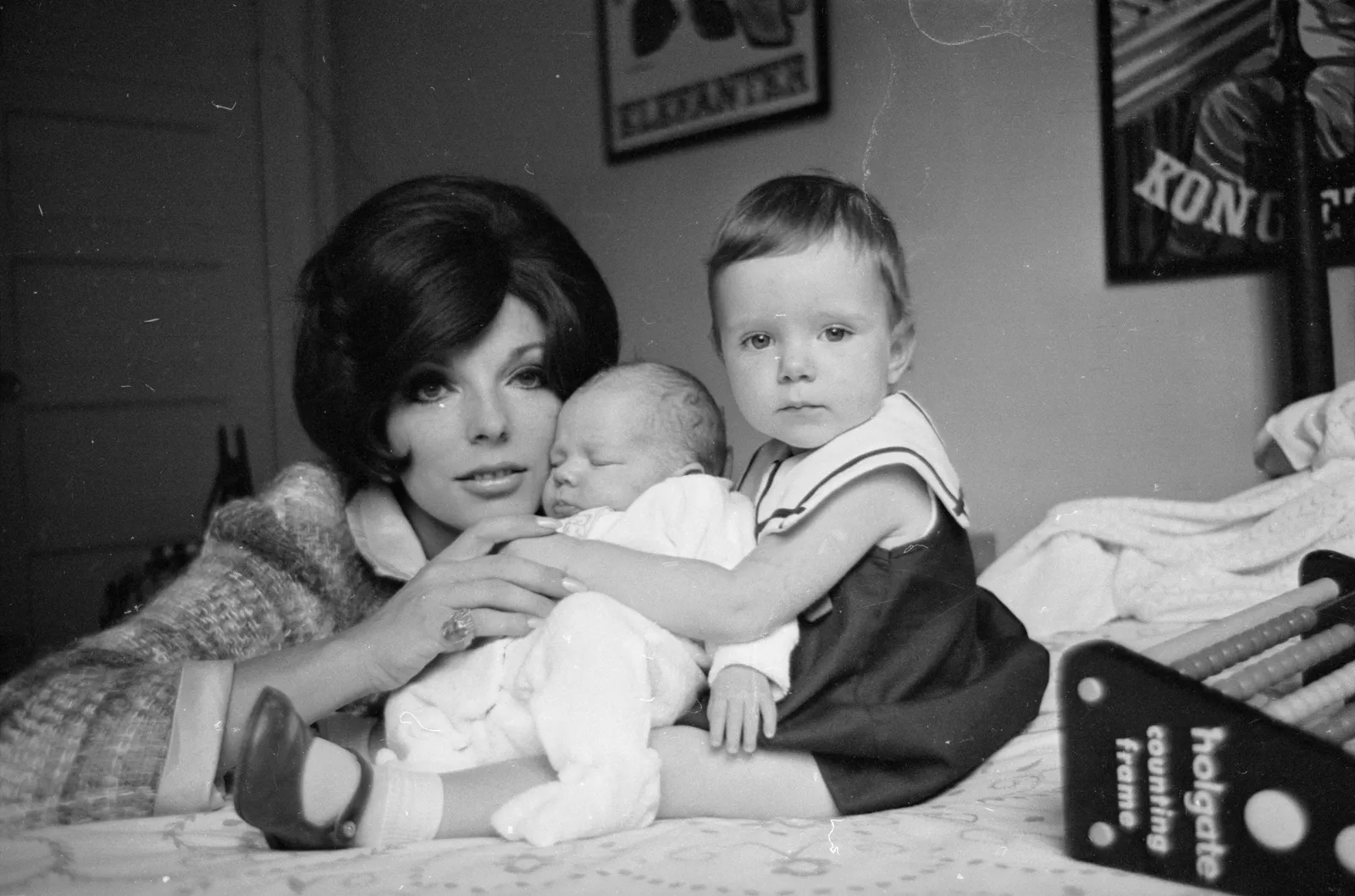 Dynastic Domiciles: Joan Collins's Off-Screen Elegance Unveiled 15