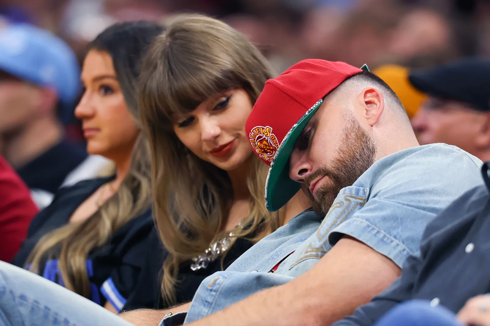 A Symphony of Style: Swift and Kelce Take Notes from Jenner and Chalamet's Courtside Panache 8