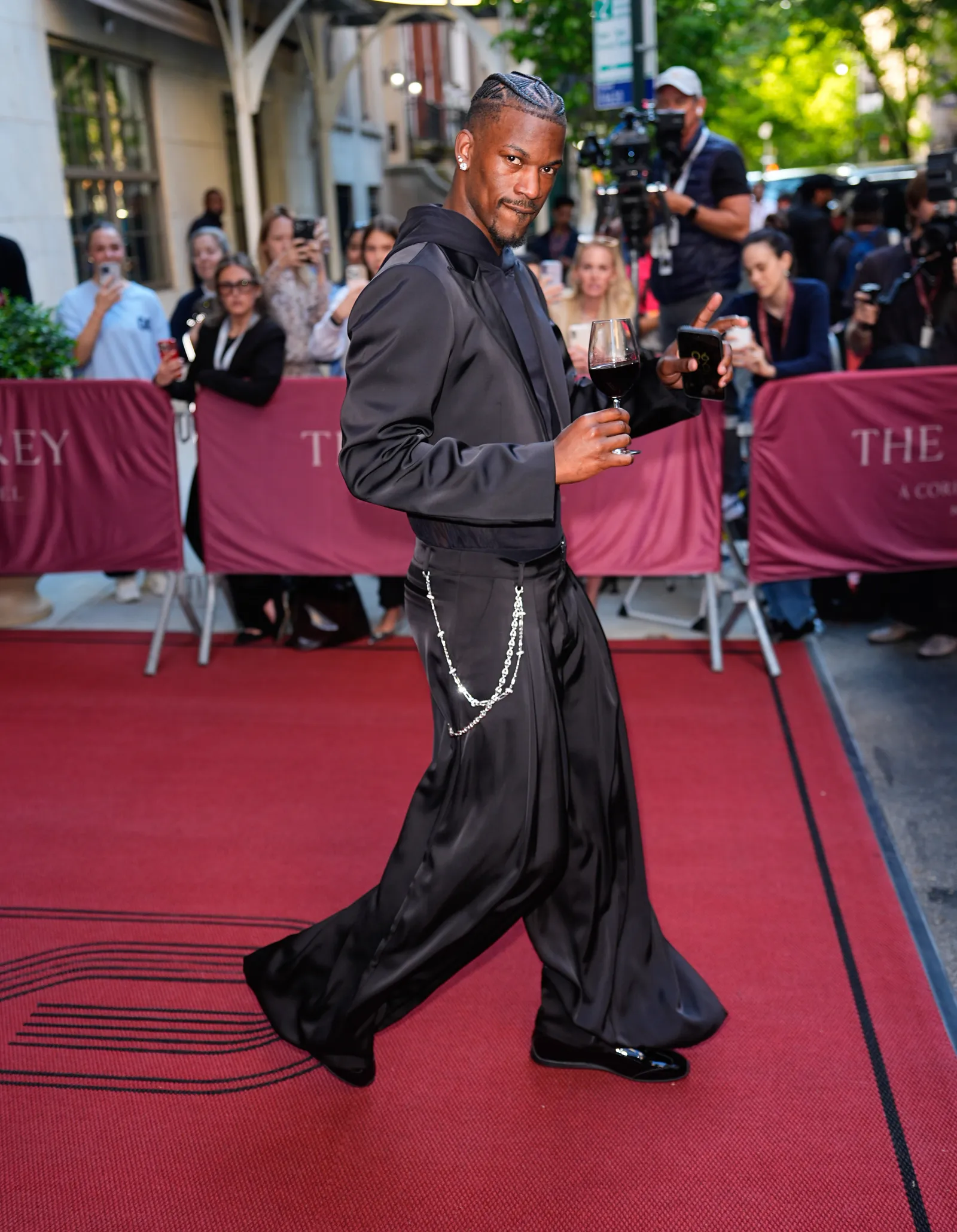 Butler's Met Gala Hoodie-Tuxedo: A Bold Masterclass in Off-Duty Elegance 4