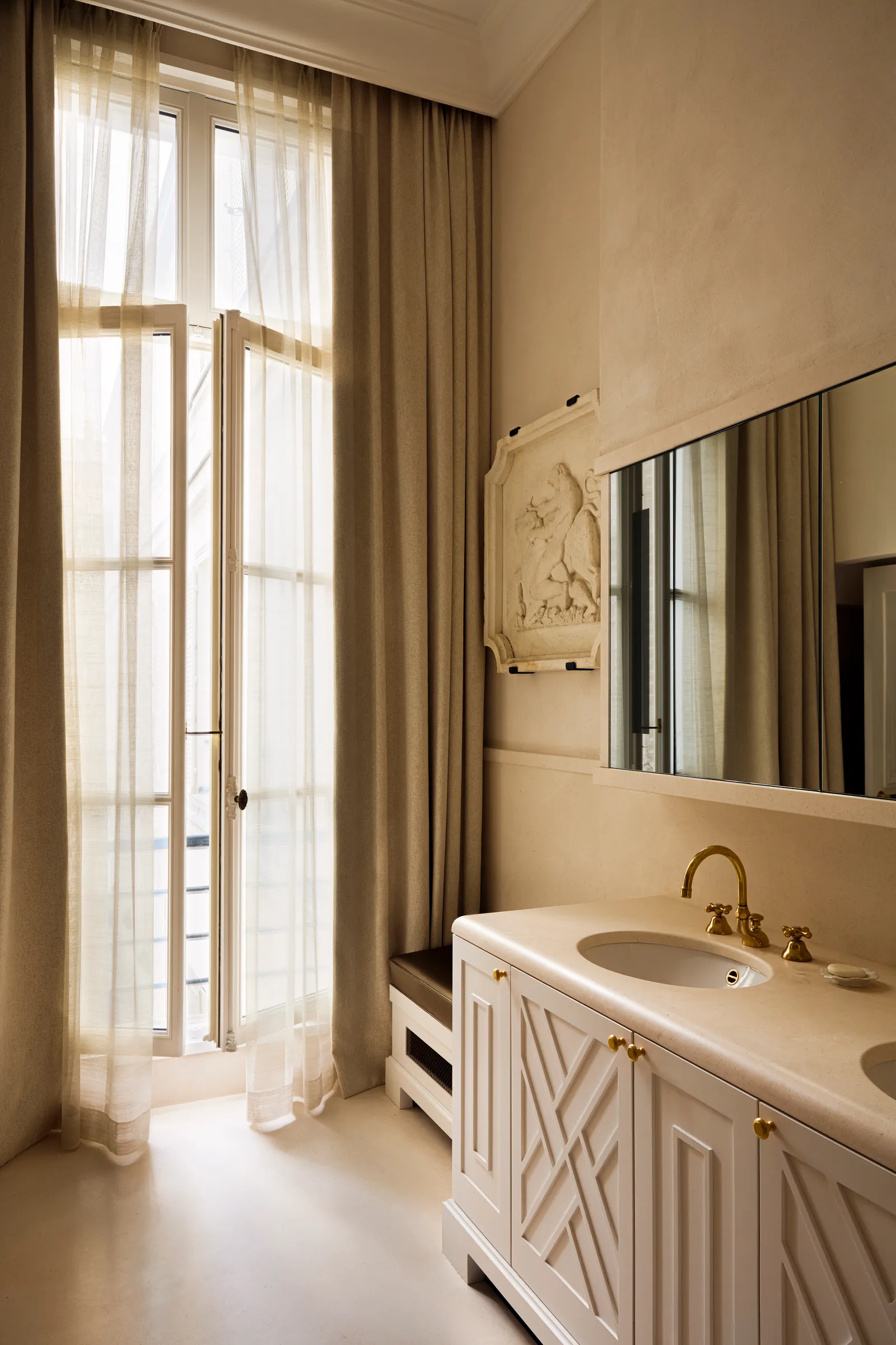 An Elysian Reimagining: Parisian Gallerists Breathe New Life into Orsay's Shadow 17