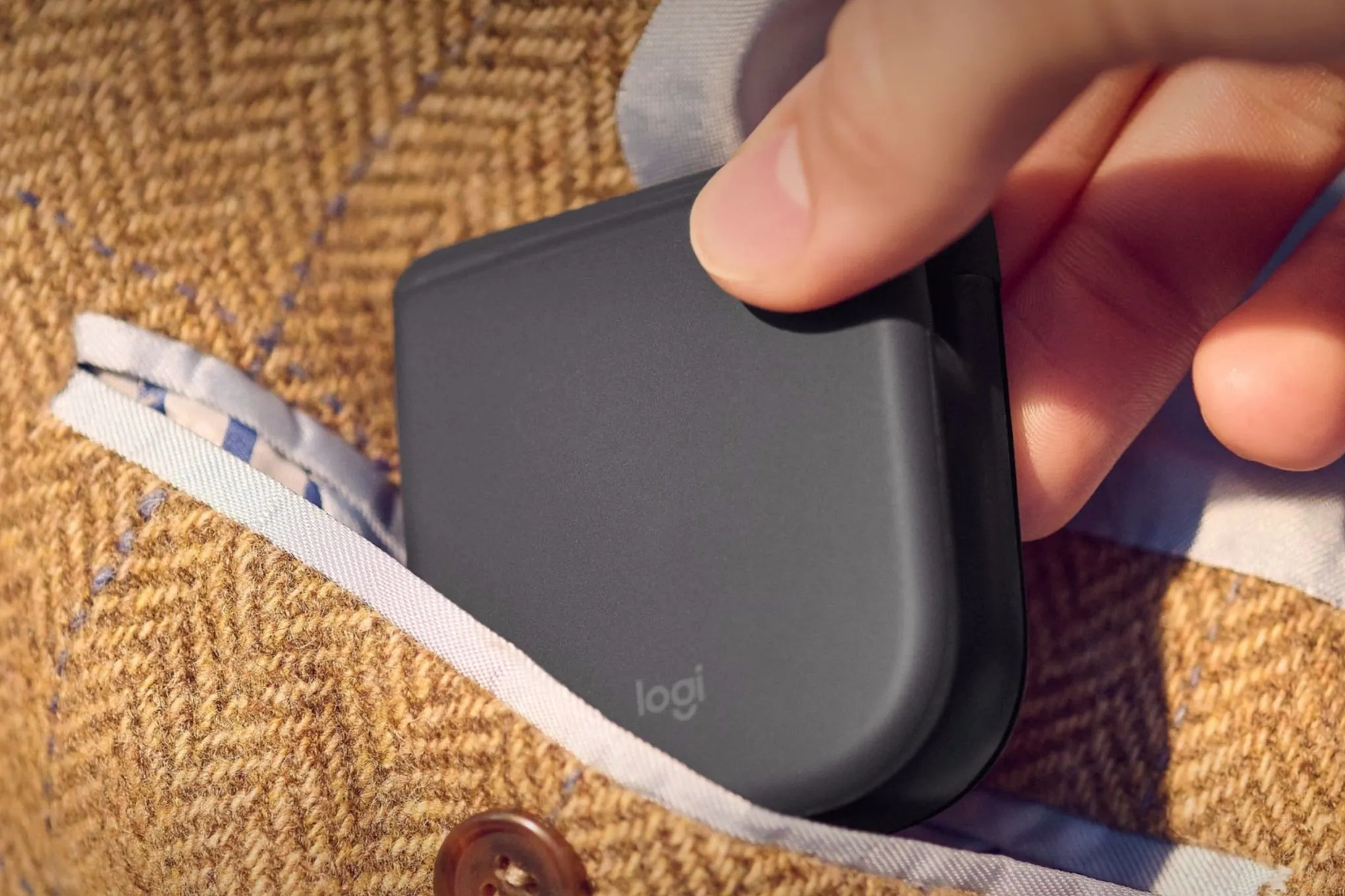 Logitech's Foldable Mouse: A Superior Laptop Trackpad Alternative 3