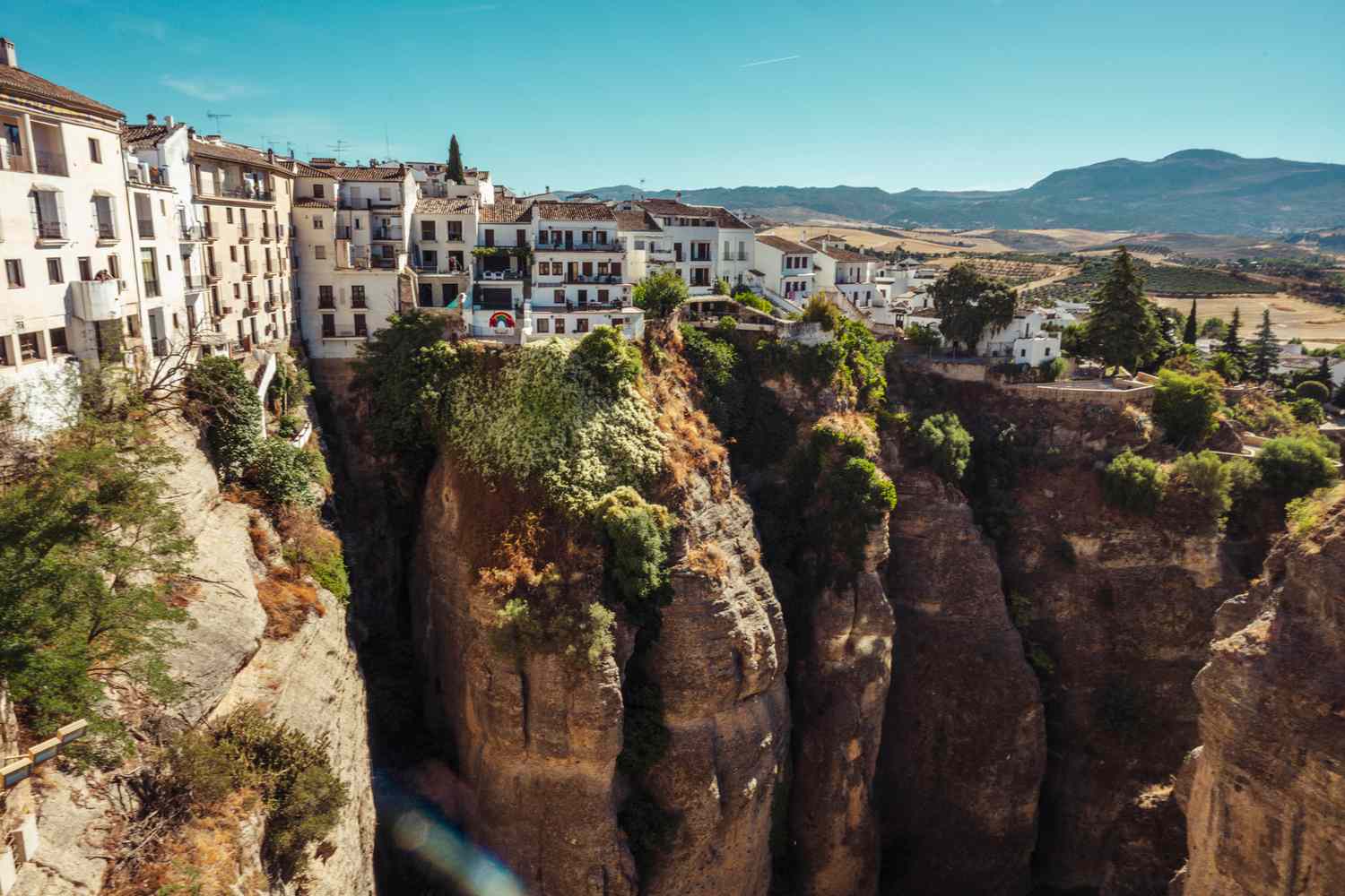 Curated European Voyages: Unforgettable Drives for the Discerning Explorer 13