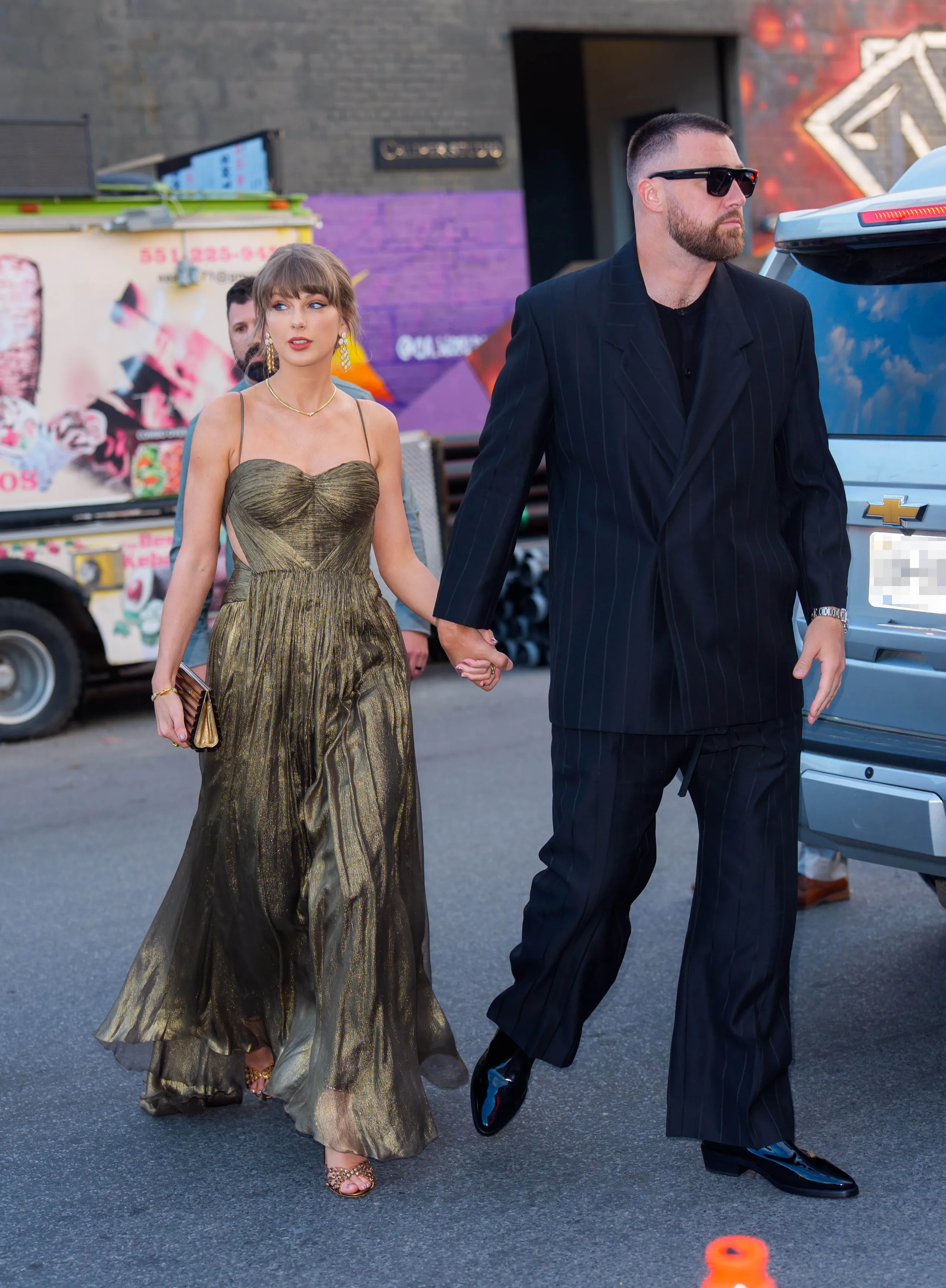 Taylor Swift's Bridal Guest Sparkle: A Nod to Elizabeth Taylor's Enduring Glamour 6 Taylor Swift's Bridal Guest Sparkle: A Nod to Elizabeth Taylor's Enduring Glamour 6