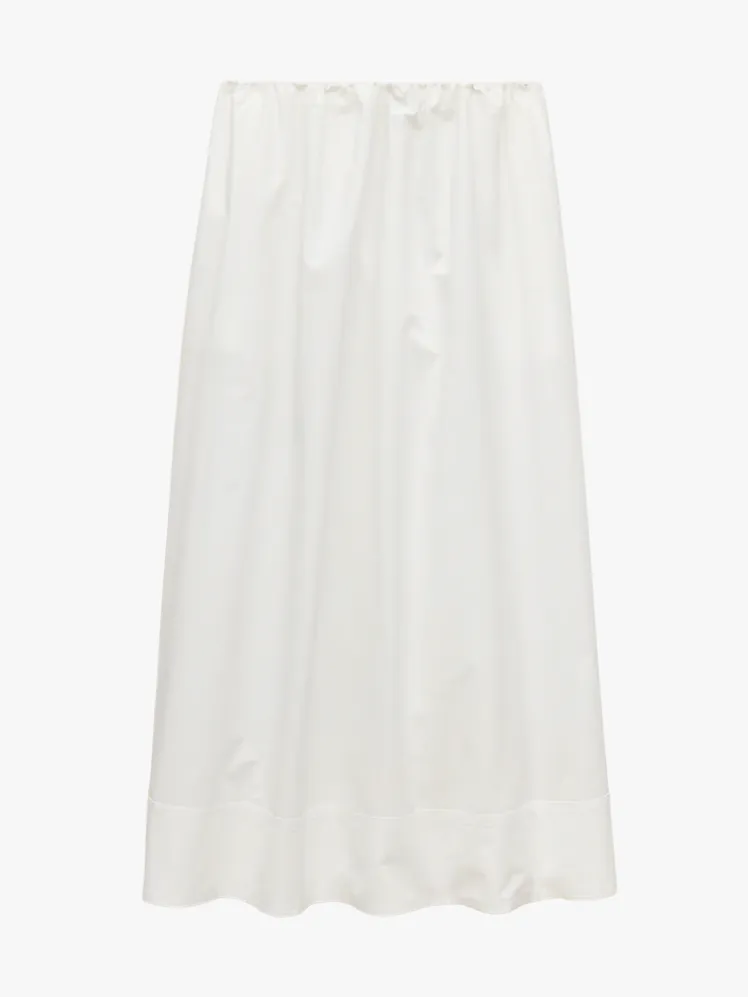 Effortless Summertime Style: Curated Sneaker Ensembles for Endless Season Appeal 74
