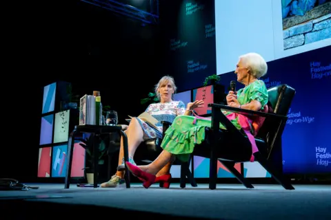 From Garden to Gala: Dame Mary Berry Cultivates a Legacy of Blooms and Baking 6