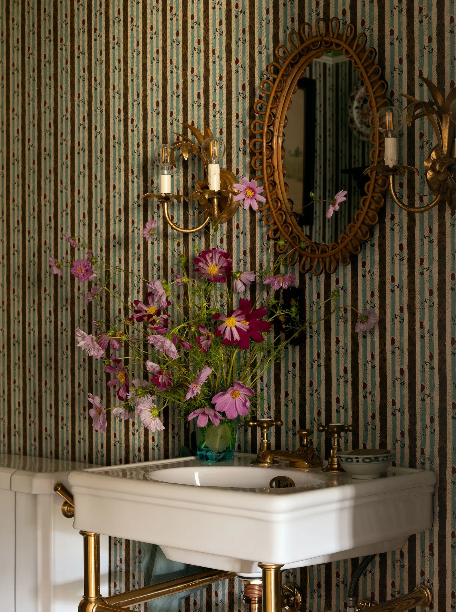 The AD-Featured Rattan Mirror: A Loop of Timeless Elegance 10
