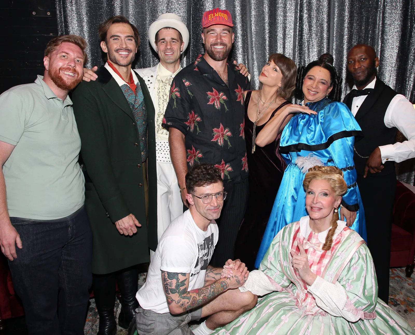 Broadway's Newest Power Couple: Swift & Kelce's Enchanting Evening 3 Broadway's Newest Power Couple: Swift & Kelce's Enchanting Evening 3