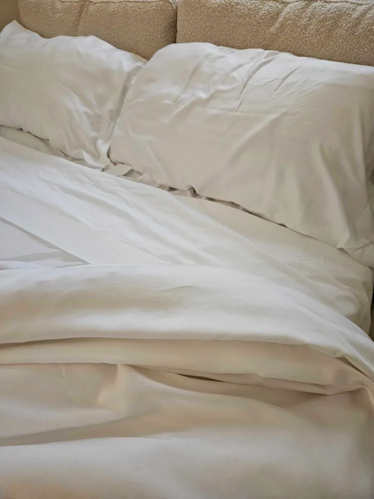 Whispers of Silk: Bamboo Bedding for the Discerning Dweller 23