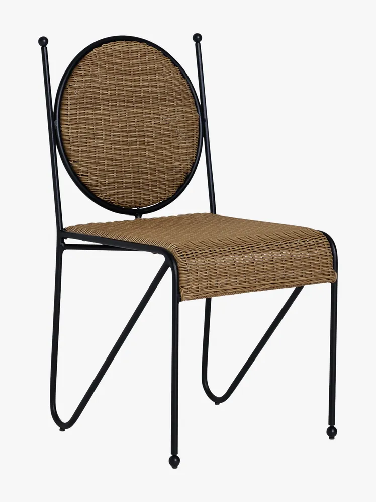 Chic Courtyards: Elite Entertaining in Timeless Bistro Style 24