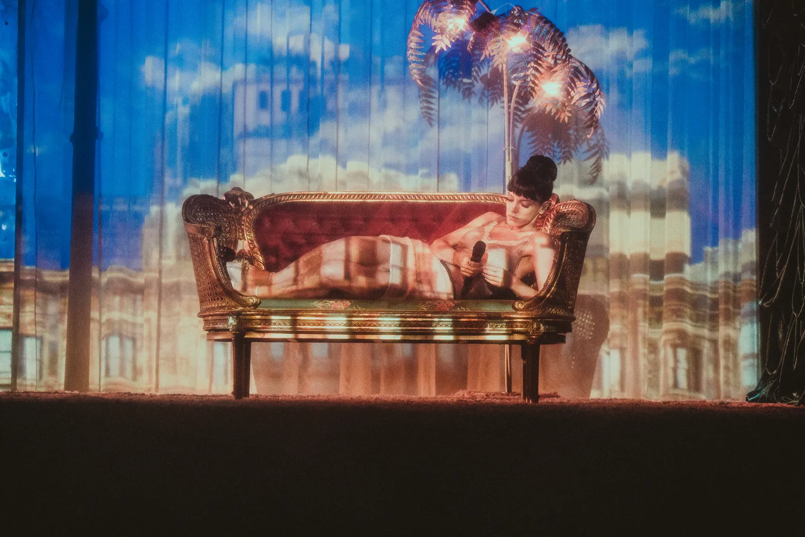 A Heritage Home, A Stage Persona: Allen's Brooklyn Echoes on the West End 16