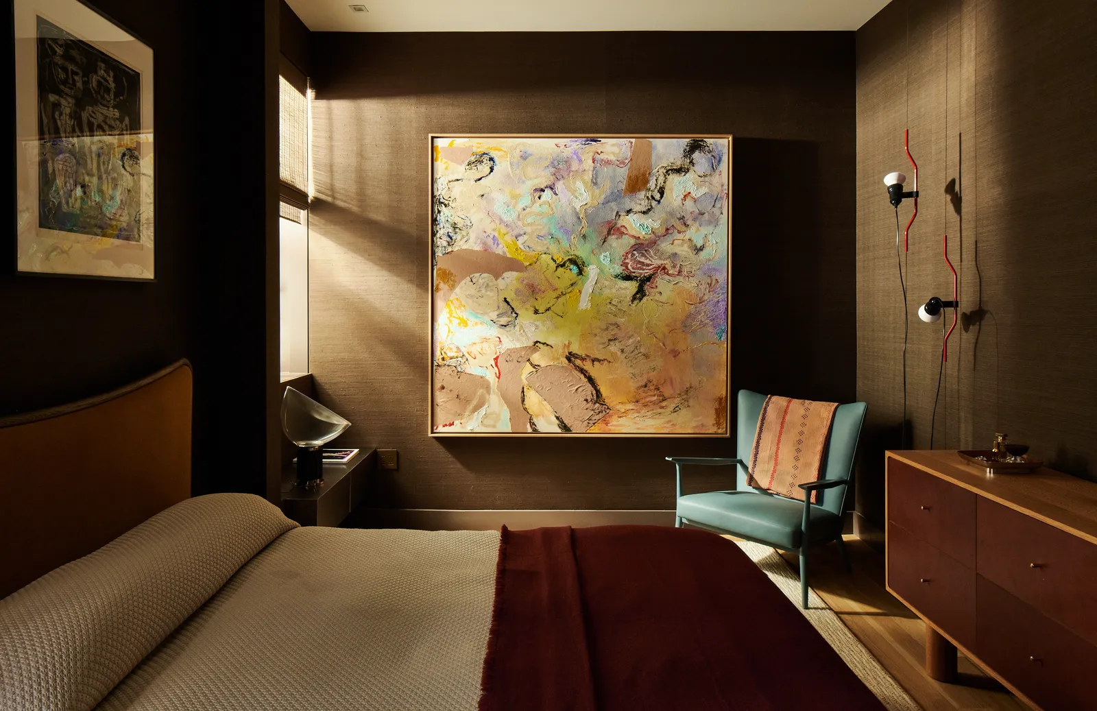 A Gentleman's Retreat: Where Heritage Meets High Society Comfort 32
