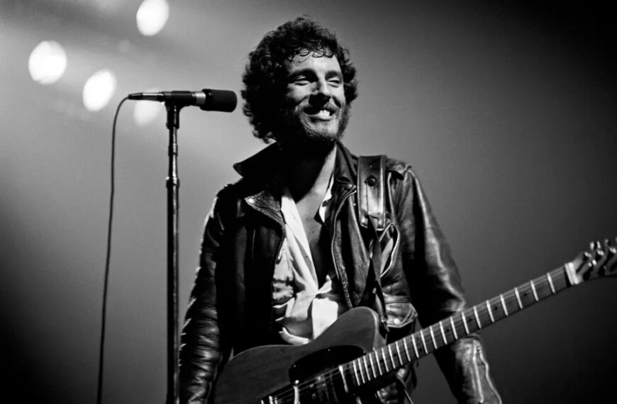 The Boss’s Masterclass: How This Iconic Compilation Dominated the Charts&hellip;