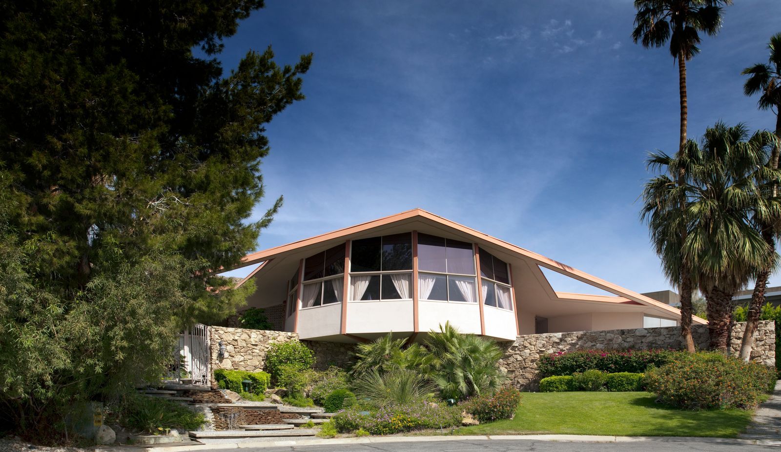 Graceland's Echo: Elite Legacies in the King's Coveted Mansions 15