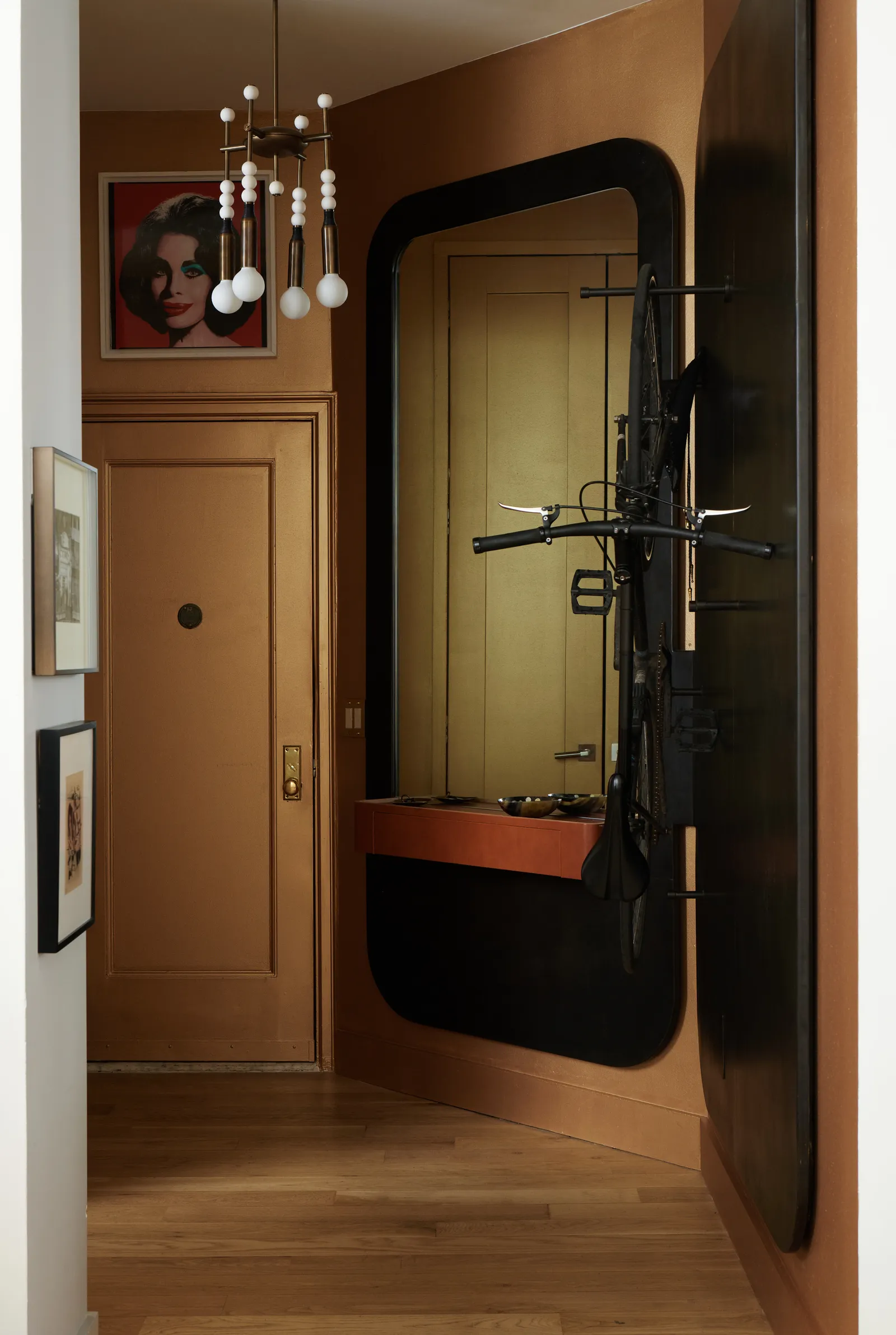 A Gentleman's Retreat: Where Heritage Meets High Society Comfort 36