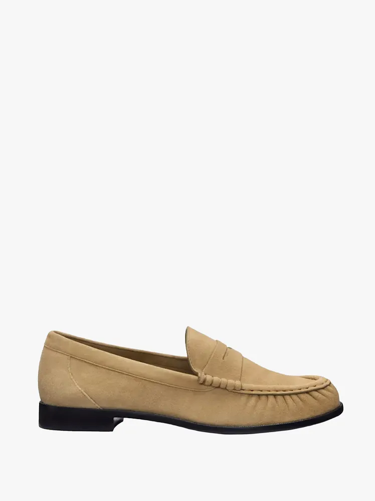Effortless Loafer Chic: Your Guide to Summer's Most Versatile Footwear 89