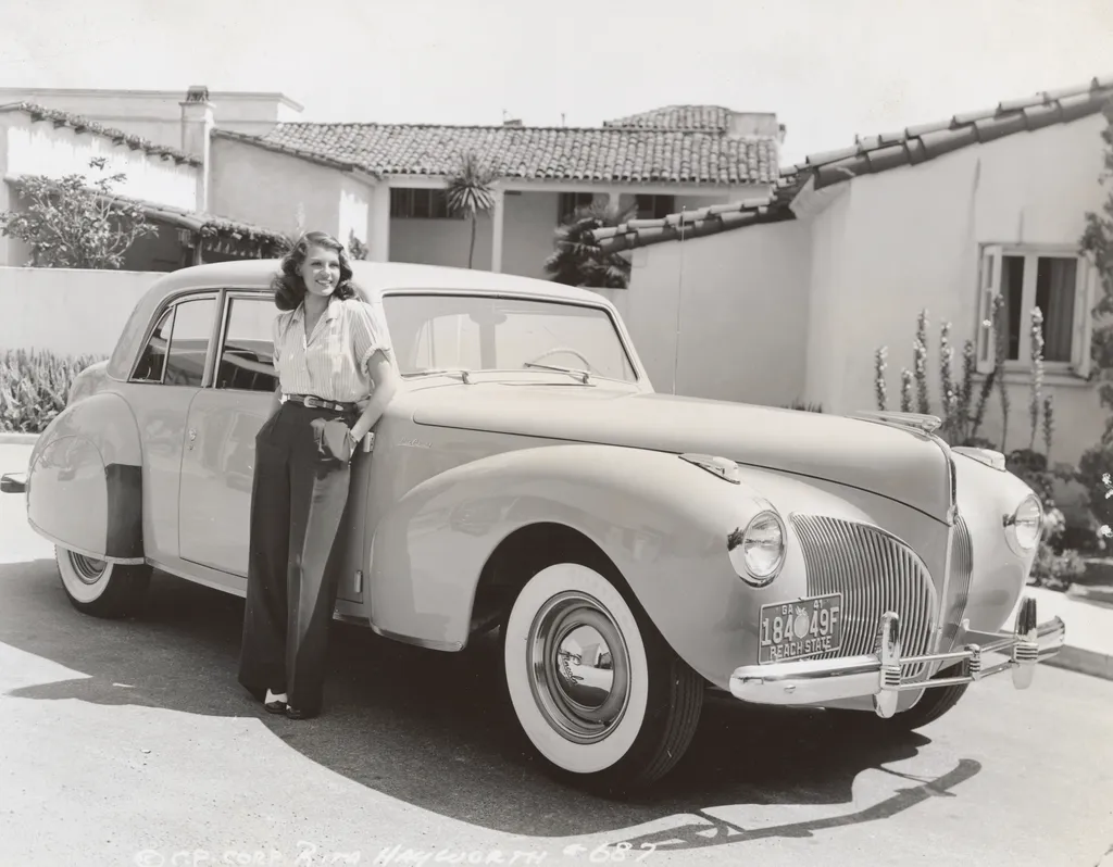 Golden Age Grace: Rita Hayworth's Private Elegance Unveiled 20