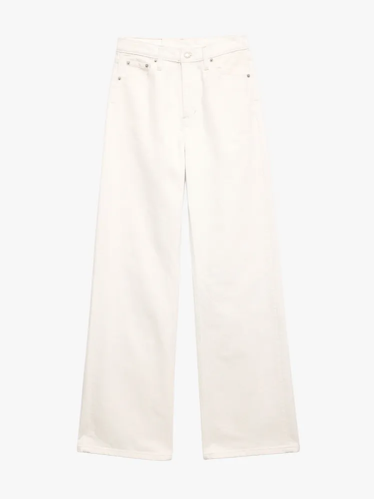 The White Denim Renaissance: A Chic Reawakening 29