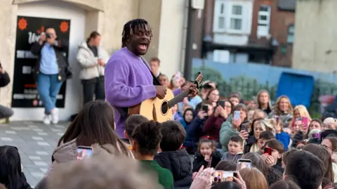 Myles Smith's Spontaneous Luton Gig: A Pre-Album Cultural Echo 6