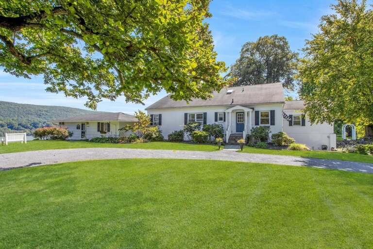Architectural Legacies: Billy Joel's Estate of Artistry and Elite Living 39