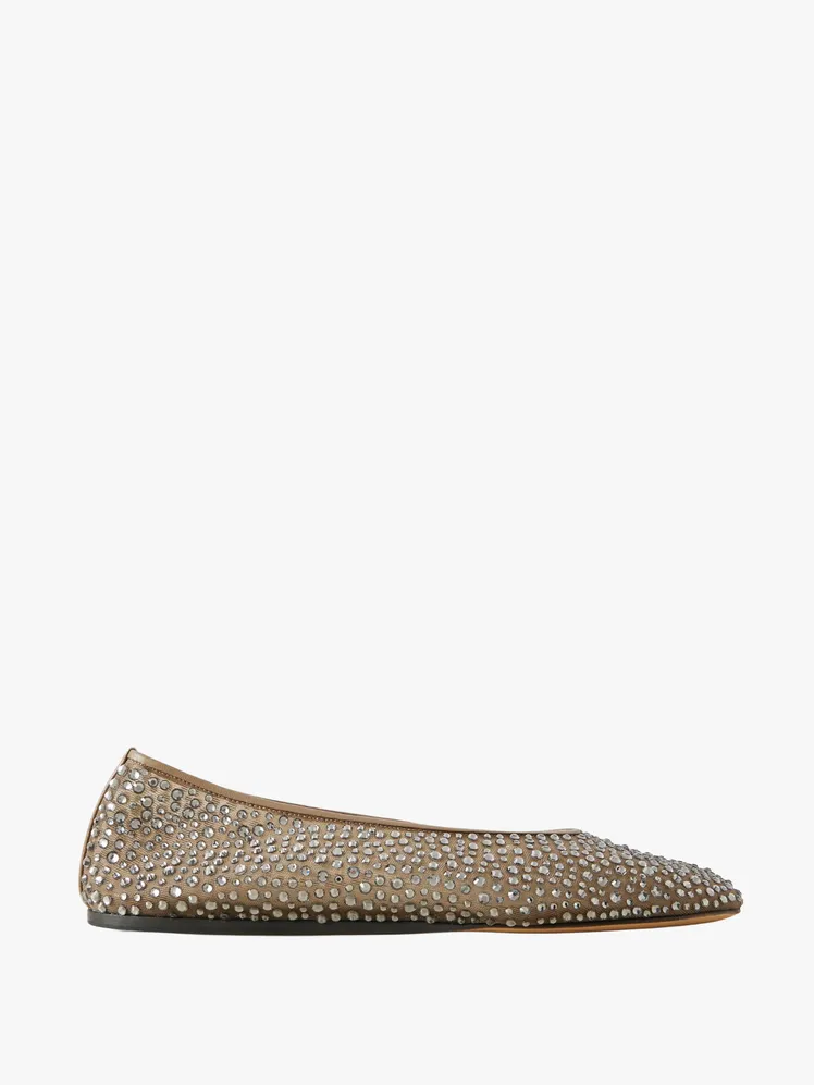 Robbie Solidifies the Ballet Flat's Enduring Allure 33