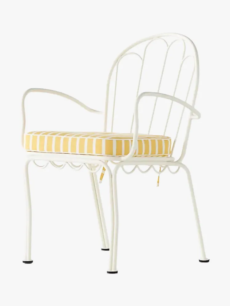 Chic Courtyards: Elite Entertaining in Timeless Bistro Style 25