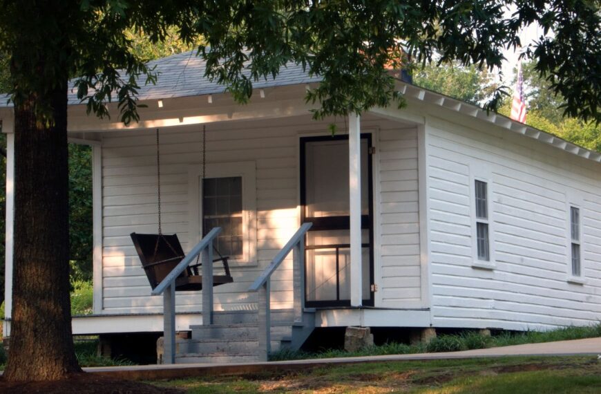 Graceland’s Echo: Elite Legacies in the King’s Coveted Mansions