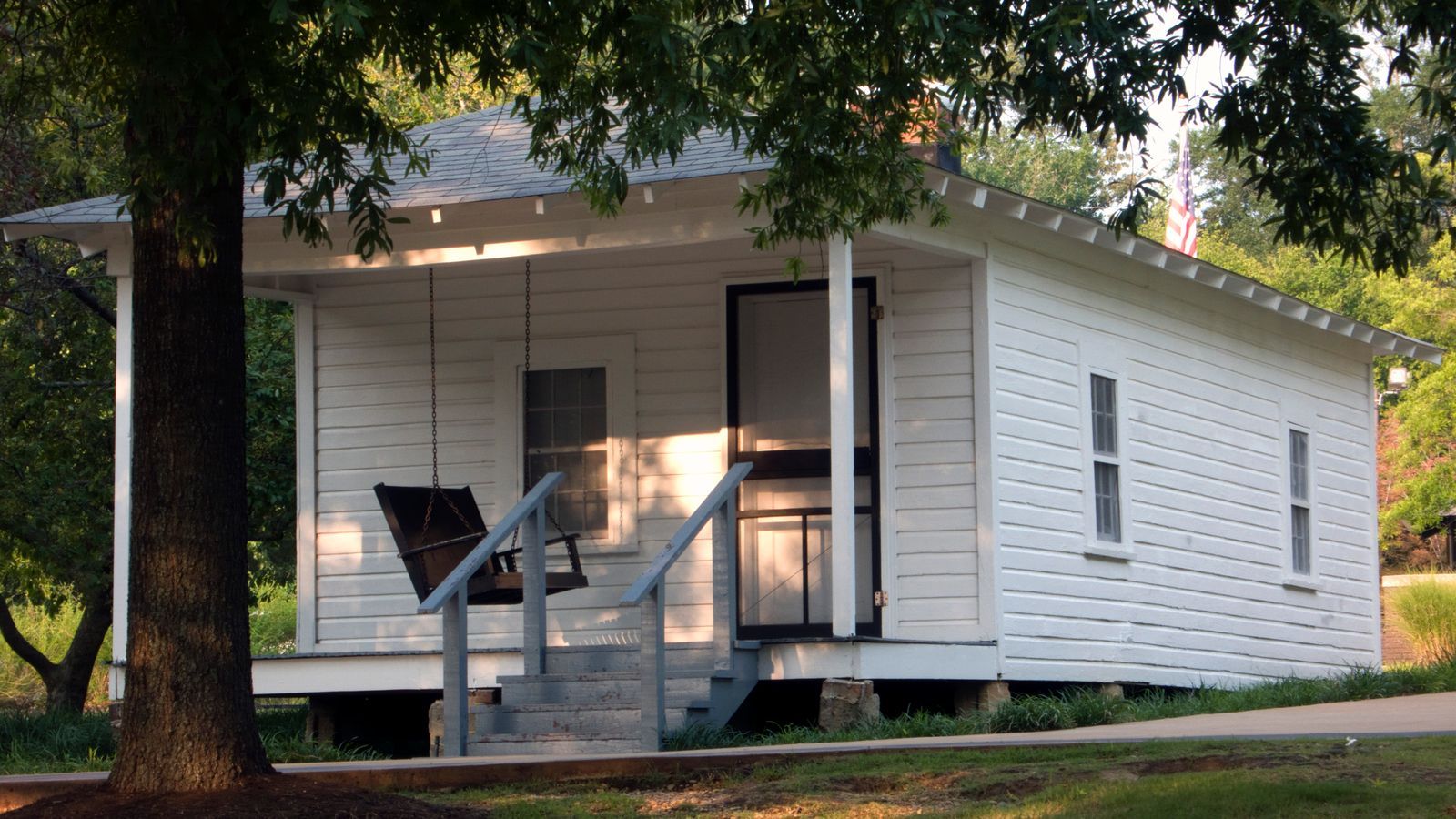 Graceland's Echo: Elite Legacies in the King's Coveted Mansions 9