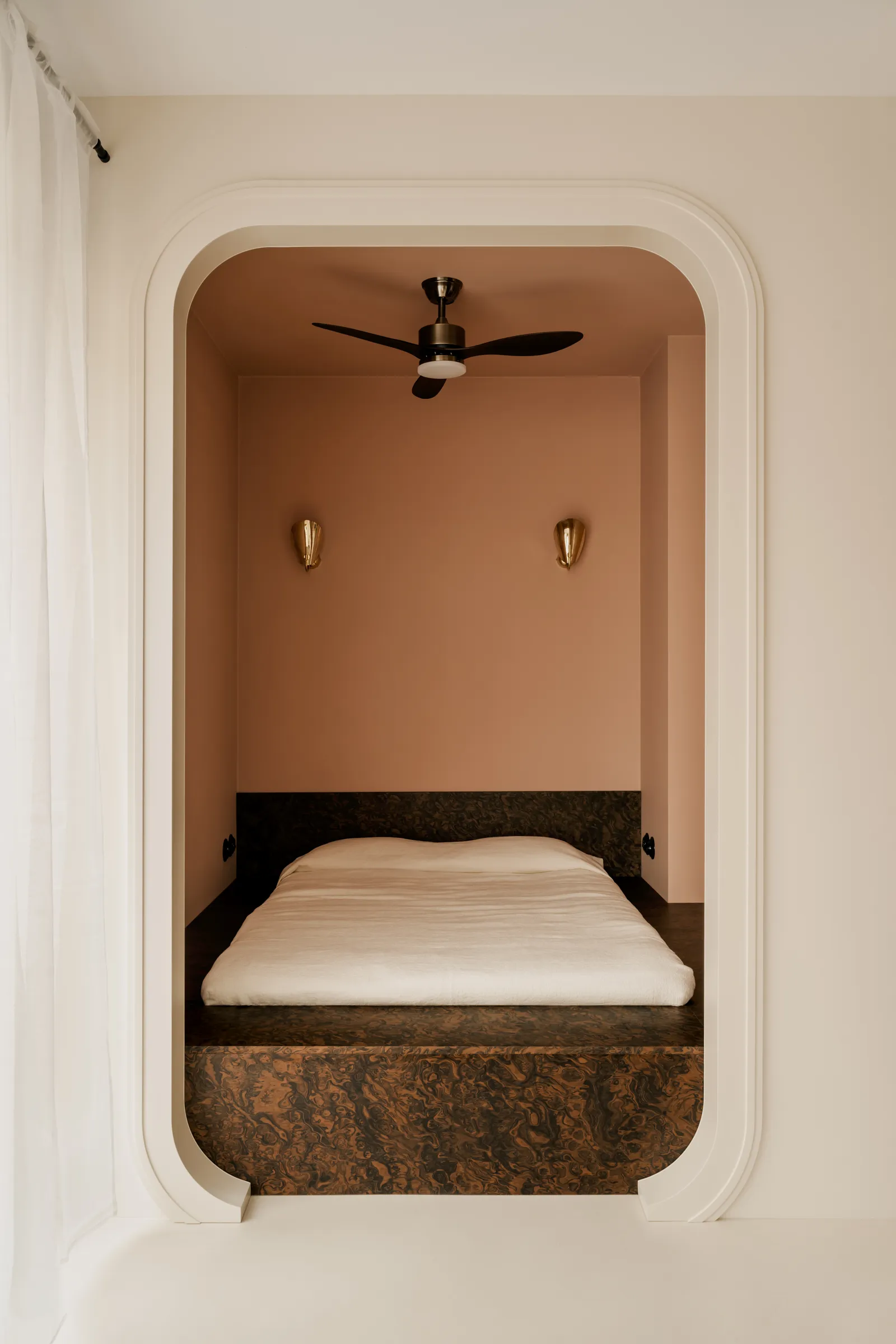 Warsaw's Bespoke Haven: Where 366 Square Feet Embrace Curvaceous Elegance 14