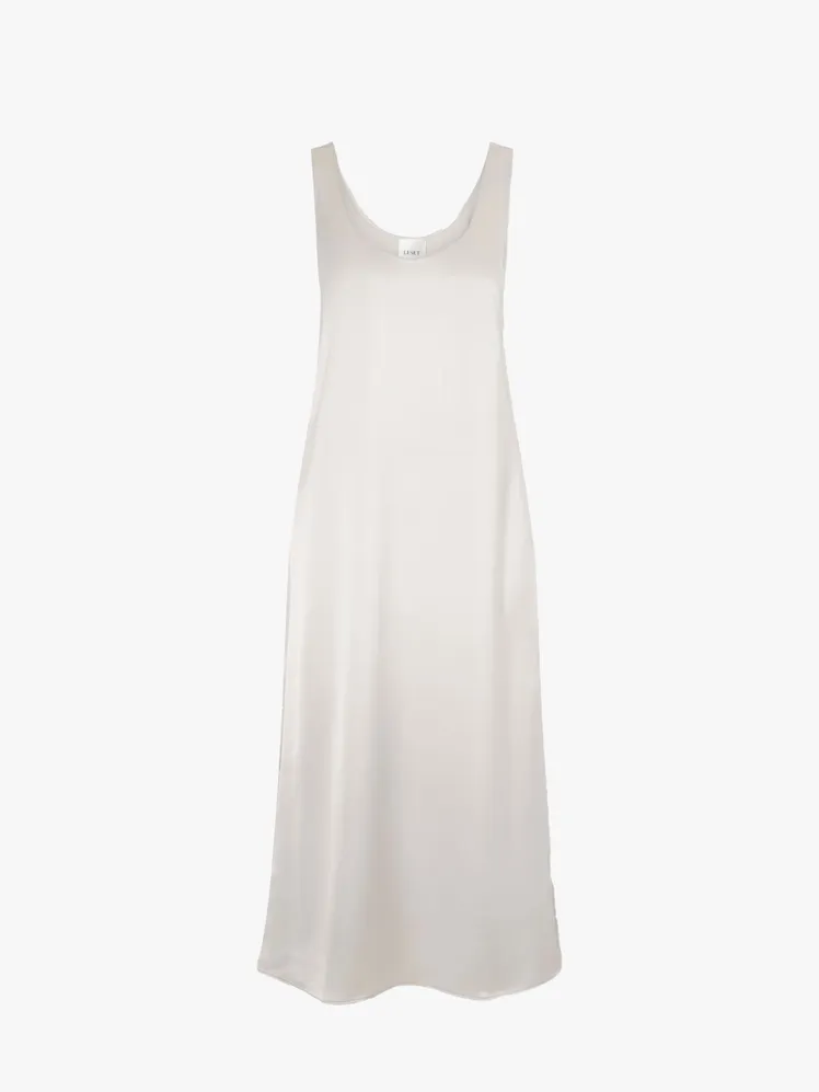 Effortless Summer Chic: Seven Ways to Master the Button-Up 118
