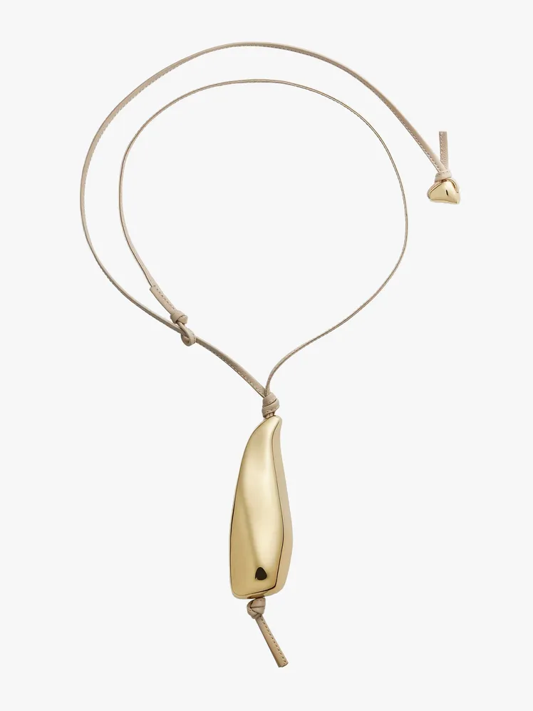 The Timeless Charm of the Choker Redefined for Today 49