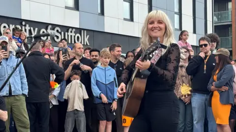 The Artist-Fan Symbiosis: When Superstar Stages Become Casual Jam Sessions 5